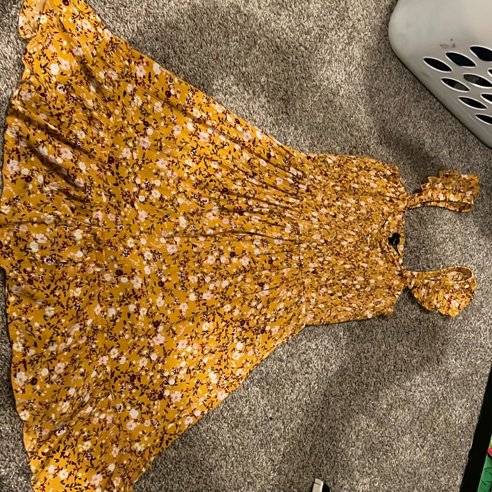 Really cute floral sundress!! Only reason im selling is because its too small.